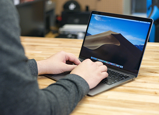 Macbook Air là phân khúc laptop cao cấp với giá thành cạnh tranh.